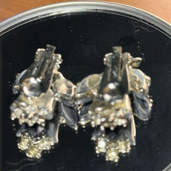 Vintage 60s gray thermoset & rhinestones tulip shaped clip on earrings - Picture 3 of 4